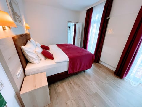 Comfort Double Room | Desk, soundproofing, iron/ironing board, free WiFi