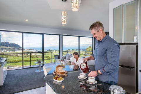 Luxury Apartment | Premium bedding, minibar, desk, iron/ironing board