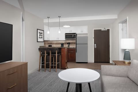 Full-size fridge, microwave, stovetop, dishwasher