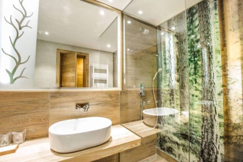 Standard Room, 1 Queen Bed, Non Smoking, Balcony | Bathroom | Free toiletries, hair dryer, slippers, towels