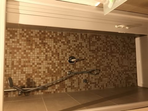 Shower, rainfall showerhead, free toiletries, hair dryer