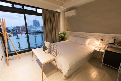Double Room, 1 Queen Bed | Blackout drapes, soundproofing, free WiFi, bed sheets
