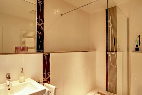 Premium bedding, in-room safe, individually decorated