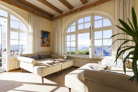 Couples treatment rooms, sauna, hot tub, steam room, body treatments