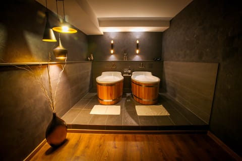 5 treatment rooms, massages
