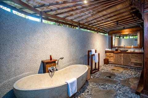 Wooden Suite Paddy View | Bathroom | Separate tub and shower, free toiletries, hair dryer, bathrobes