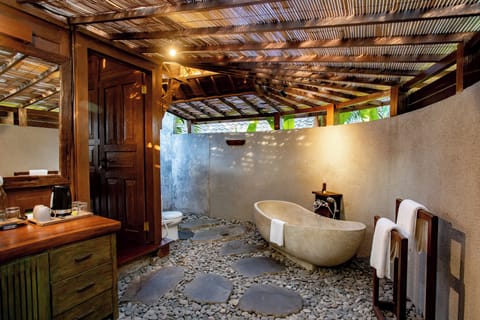 Junior Room | Bathroom | Separate tub and shower, free toiletries, hair dryer, bathrobes