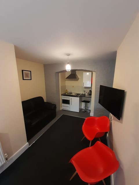 Triple Room, Multiple Beds | Private kitchen | Fridge, microwave, stovetop, coffee/tea maker