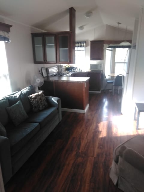 Cottage, 1 Queen Bed, Lake View, Lakeside | Living area