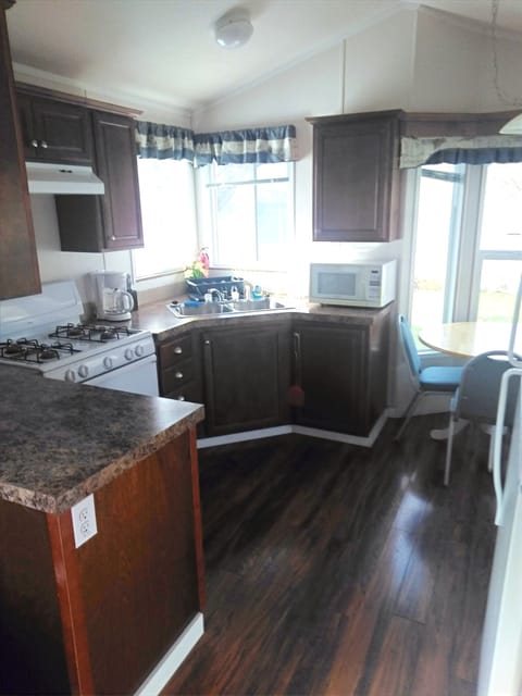 Cottage, 1 Queen Bed, Lake View, Lakeside | Private kitchen | Fridge, microwave, stovetop, cookware/dishes/utensils