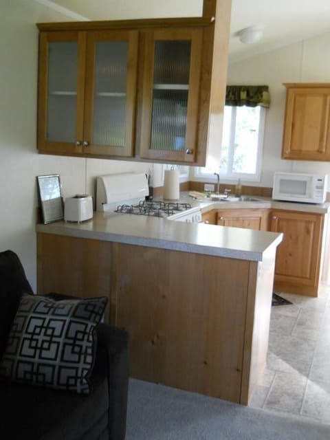 Cottage, 1 Queen Bed, Lake View, Lakeside | Living area