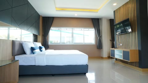 Superior Studio Room | In-room safe, desk, blackout drapes, free WiFi