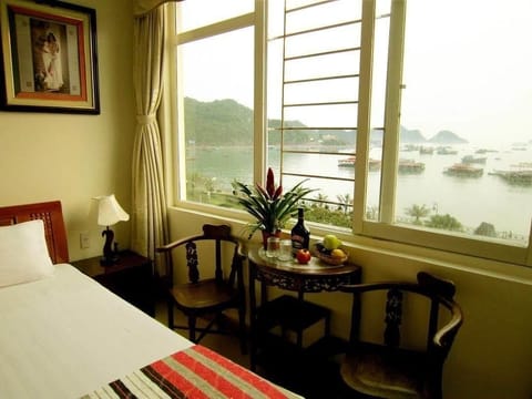 Desk, laptop workspace, WiFi (free), bed sheets