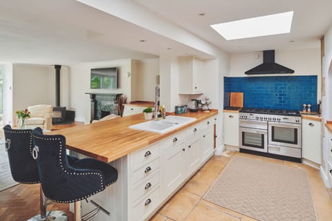 Luxury Suite, Private Bathroom, Garden View | Private kitchen