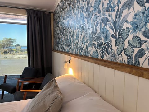 Studio, 1 Queen Bed, Pets Allowed | Premium bedding, pillowtop beds, minibar, in-room safe