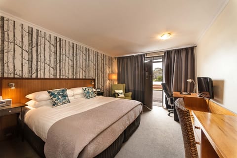 Deluxe Studio, 1 King Bed, River View | Premium bedding, pillowtop beds, minibar, in-room safe
