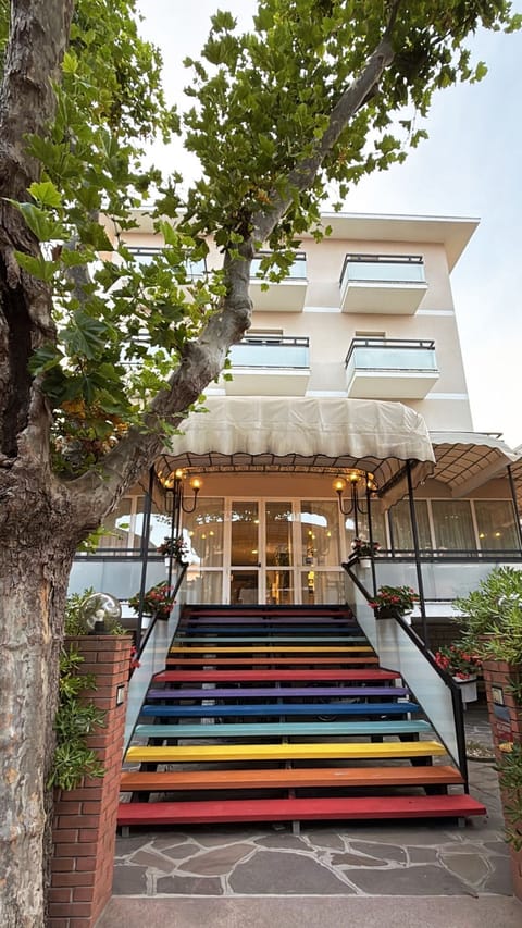 Frette Italian sheets, premium bedding, memory foam beds, desk