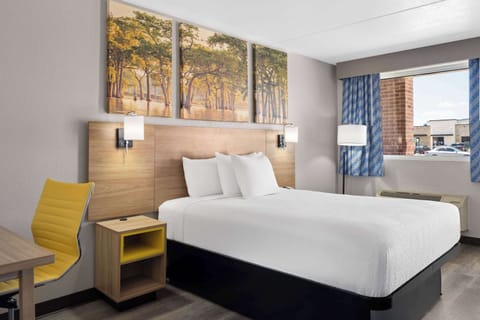 Standard Room, 1 Queen Bed, Accessible | Desk, laptop workspace, blackout drapes, iron/ironing board