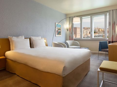 Deluxe Room, 1 Queen Bed, Harbor View | In-room safe, desk, blackout drapes, soundproofing