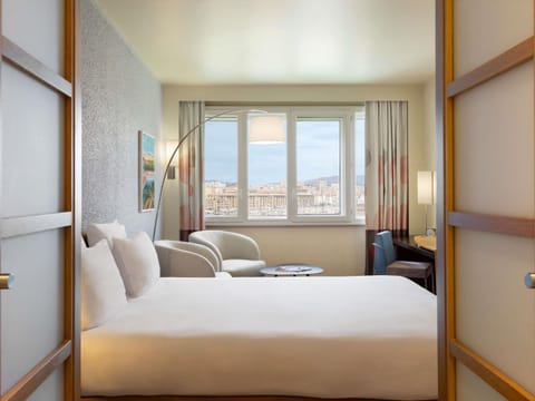 Deluxe Room, 1 Queen Bed, Harbor View | In-room safe, desk, blackout drapes, soundproofing