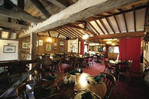 Serves breakfast, lunch, and dinner