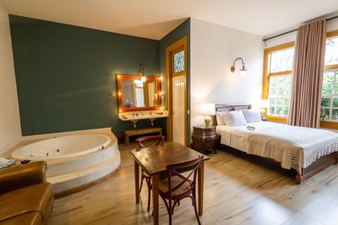 Luxury Suite | Minibar, in-room safe, blackout drapes, iron/ironing board