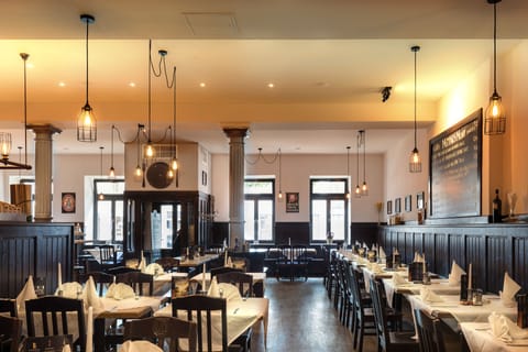 2 restaurants; breakfast, lunch, and dinner served