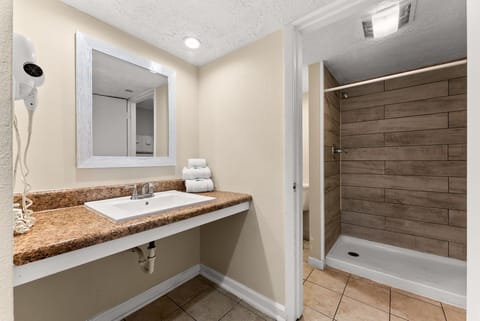 King Suite | Bathroom | Combined shower/tub, free toiletries, towels