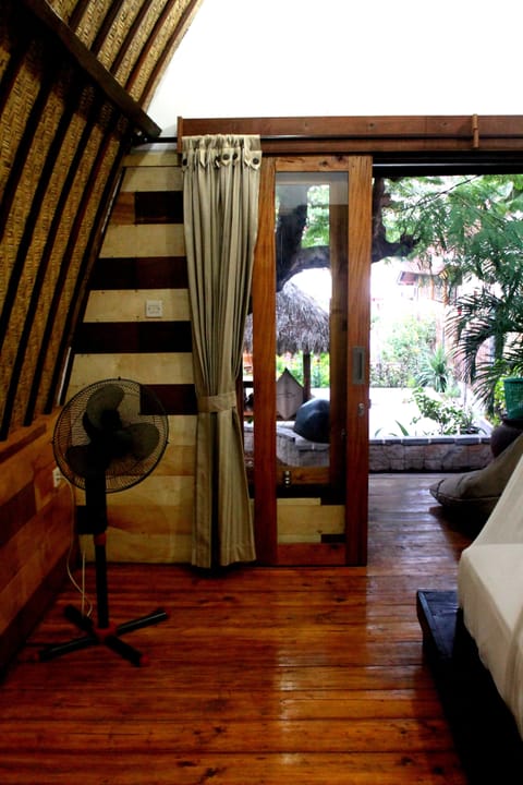 Traditional Bungalow | Desk, rollaway beds (surcharge)