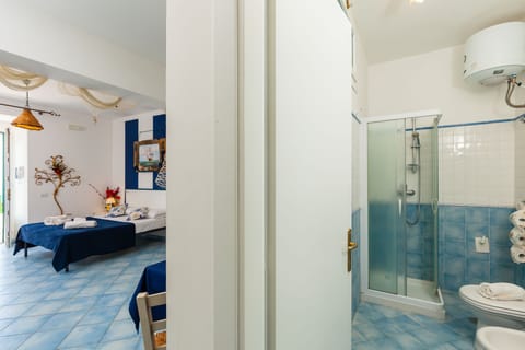 Premium bedding, soundproofing, iron/ironing board, free WiFi