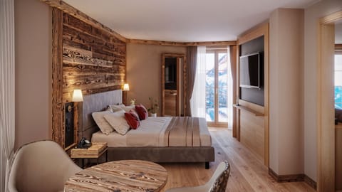 Deluxe Suite | Premium bedding, minibar, in-room safe, soundproofing