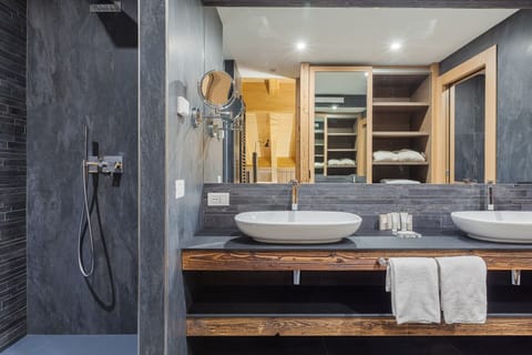 Suite, Mountain View (Alpine) | Bathroom | Separate tub and shower, free toiletries, hair dryer, bathrobes