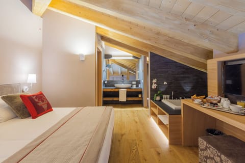 Exclusive Suite, 2 Bedrooms (Master) | Premium bedding, minibar, in-room safe, soundproofing