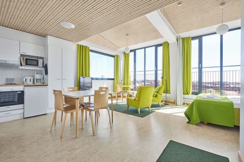 Deluxe Penthouse, 1 Queen Bed, Kitchenette | Desk, soundproofing, free WiFi, bed sheets