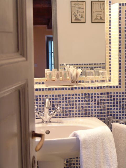Deluxe Suite (with garden) | Bathroom | Shower, free toiletries, hair dryer, slippers
