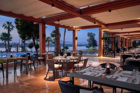 3 restaurants; breakfast, lunch, and dinner served
