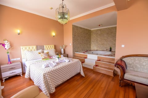 Suite | Premium bedding, minibar, desk, free WiFi