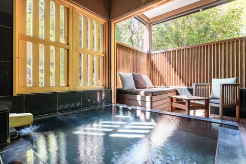 Luxury Suite Twin | Bathroom | Separate tub and shower, deep soaking tub, free toiletries, hair dryer