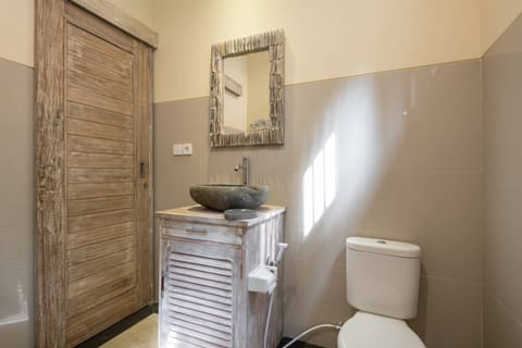 Free toiletries, bathrobes, bidet, towels