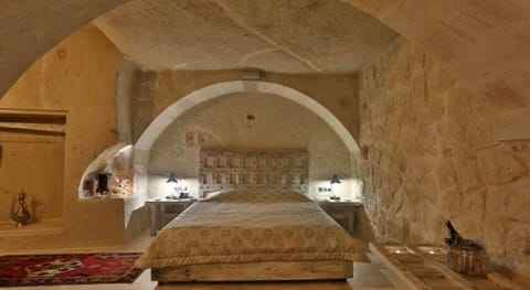 Deluxe Suite | Minibar, desk, iron/ironing board, free WiFi