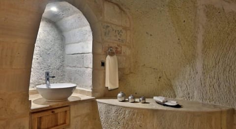 Deluxe Room | Bathroom | Free toiletries, bathrobes, slippers, towels