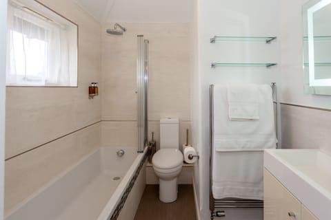 Double Room | Bathroom | Shower, free toiletries, hair dryer, towels