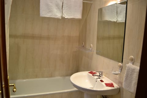 Combined shower/tub, free toiletries, hair dryer, bidet