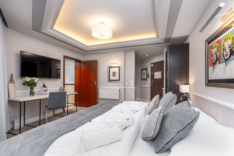 Premium bedding, in-room safe, individually decorated