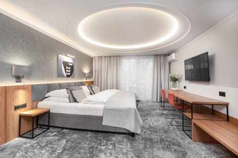 Deluxe Studio (Claude Monet) | Living area | Flat-screen TV