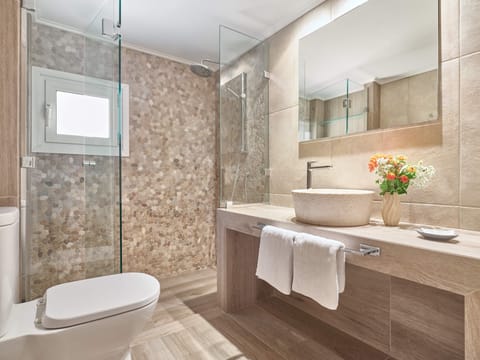 Suite | Bathroom | Free toiletries, hair dryer, towels