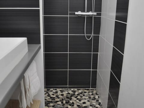 Superior Cottage, Ensuite (Vue sur le Ventoux) | Bathroom | Free toiletries