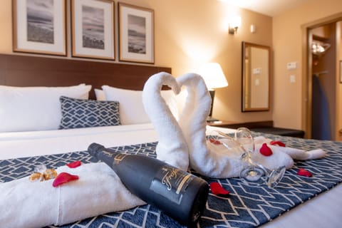 Suite, 1 King Bed with Sofa bed, Non Smoking, Jetted Tub | Pillowtop beds, desk, blackout drapes, iron/ironing board