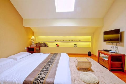 Comfort Double Room | Desk, blackout drapes, rollaway beds (free), WiFi (free)