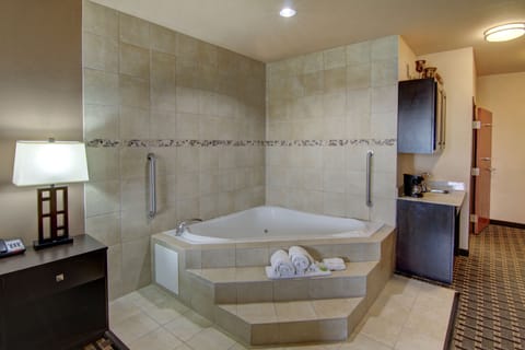 Standard Room, 1 King Bed (Feature Whirlpool) | Desk, iron/ironing board, free cribs/infant beds, free rollaway beds